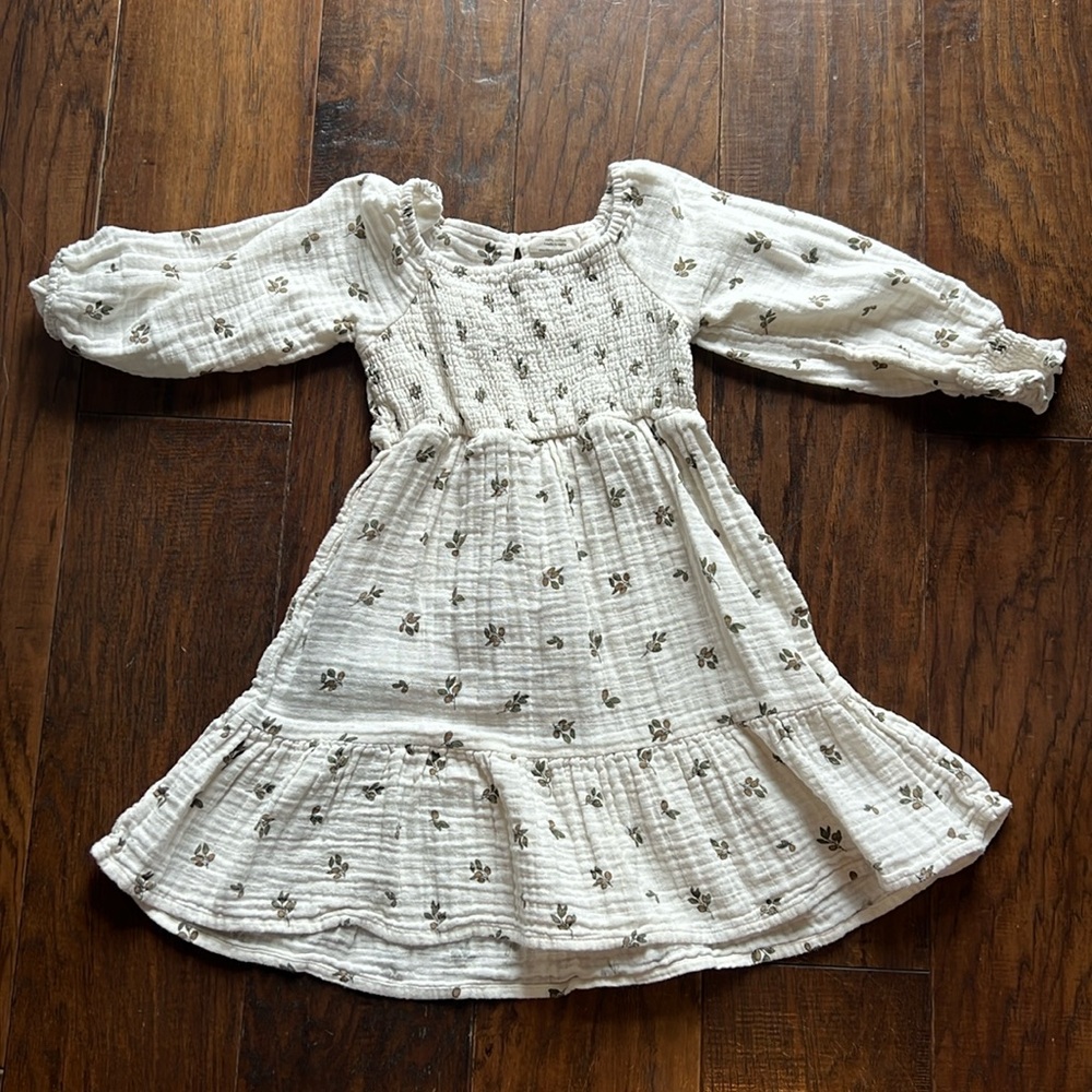 City Mouse 100% cotton longsleeve dress with leaf print.  Size 5T